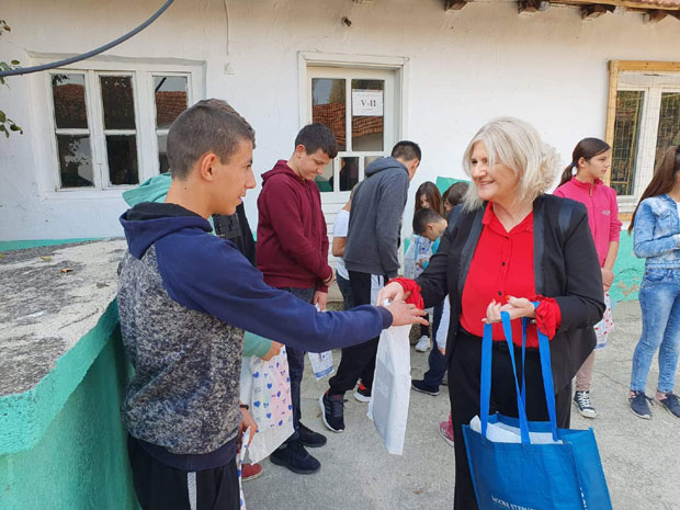 Хуманитарке из Беча донеле помоћ Србима на КиМ